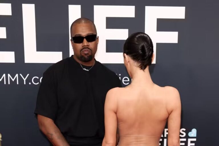 Kanye West e Bianca Censori de costas