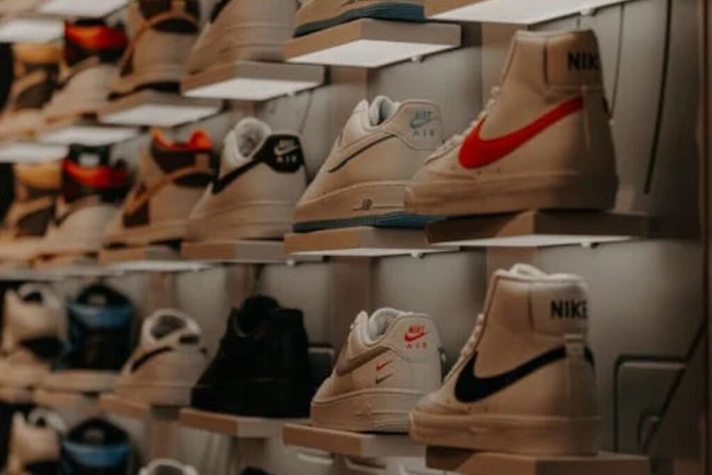 Uma prateleira com Diversos sneakers