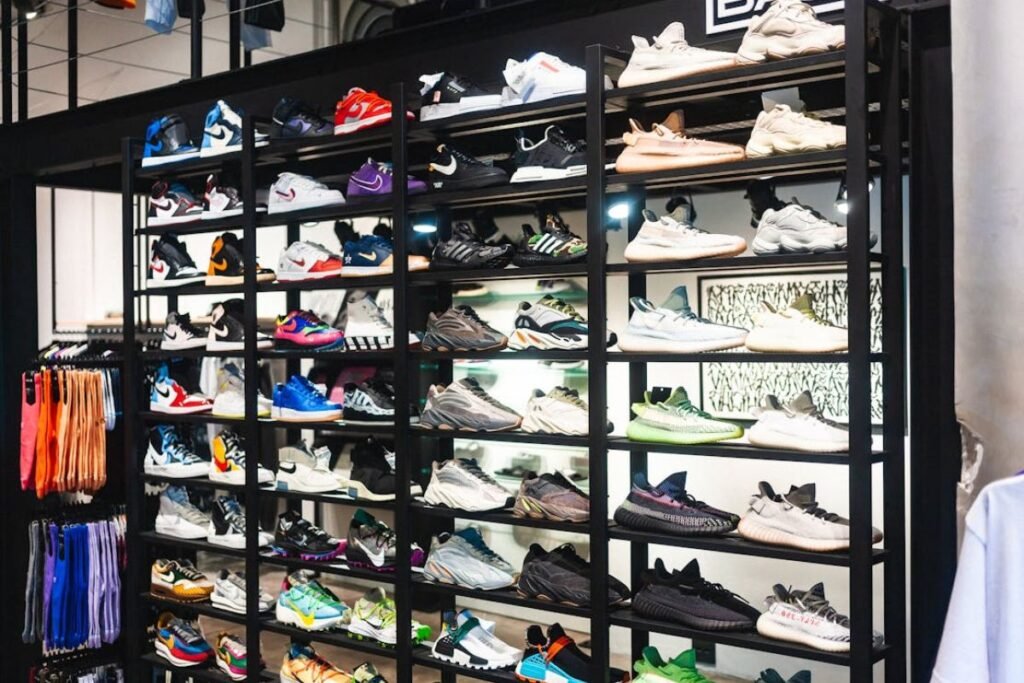 Diversos sneakers em uma prateleira