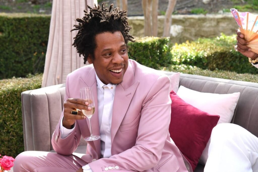 Jay-Z sentado com um terno rosa