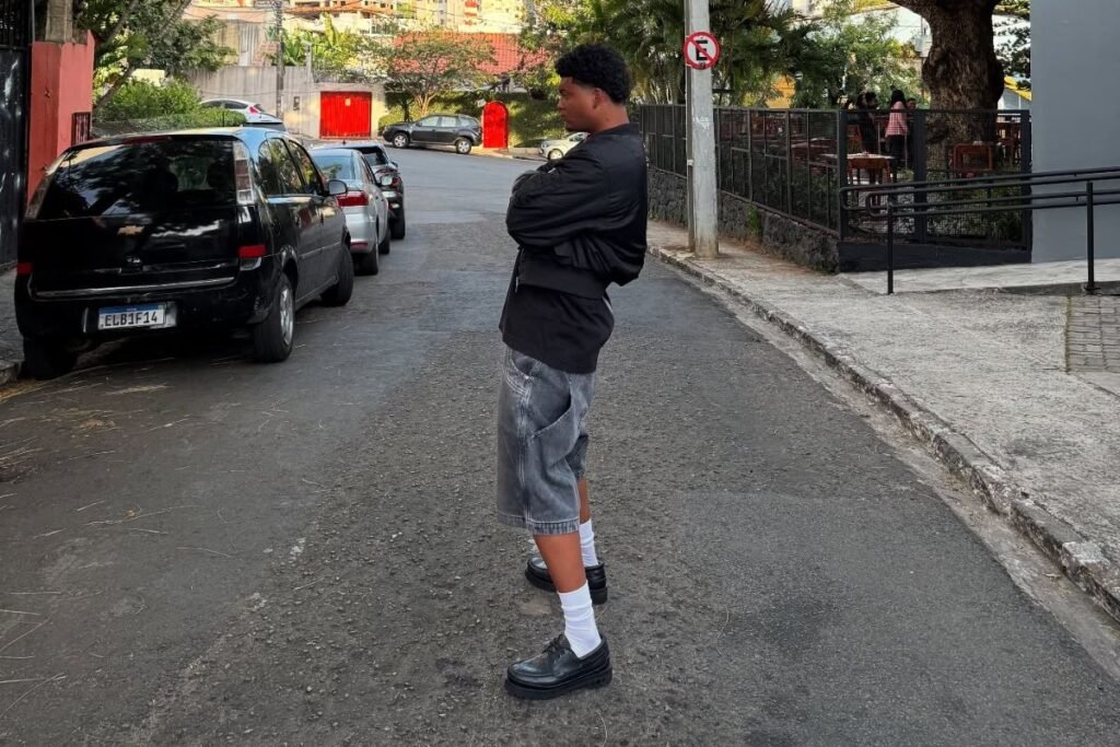 Jovem Dex fazendo pose na rua