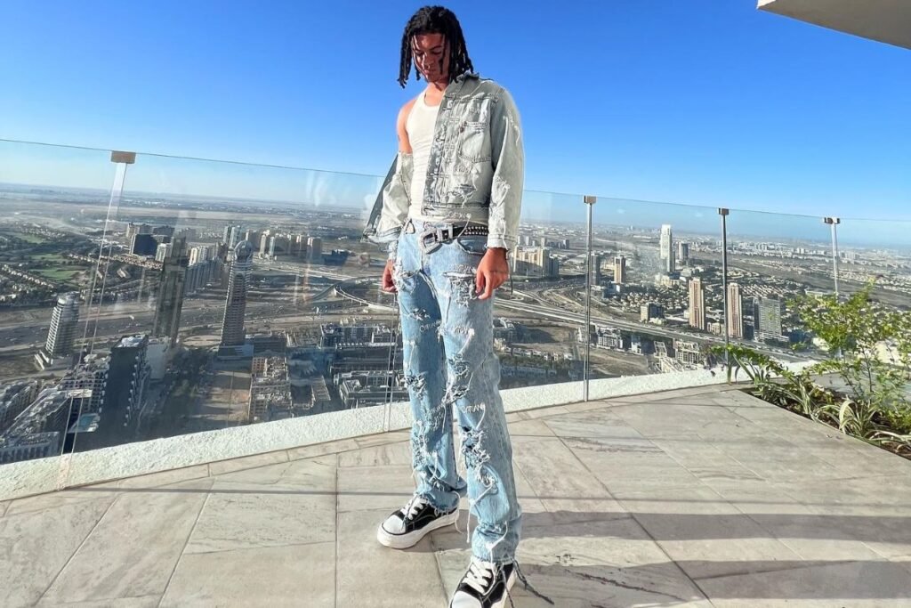 Jovem Dex fazendo pose em cima de um prédio