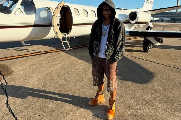 maior rapper do Brasil - Matuê em frente a um avião