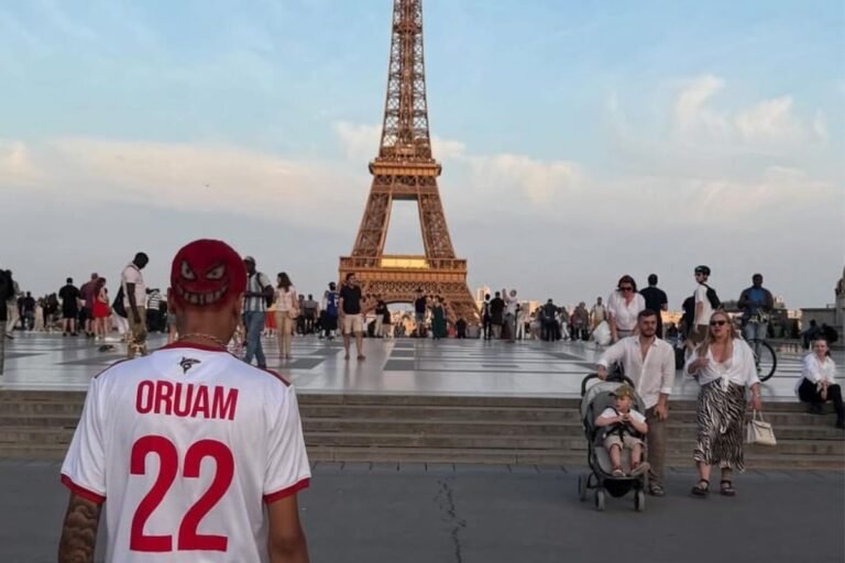 Oruam em frente à Torre Eiffel