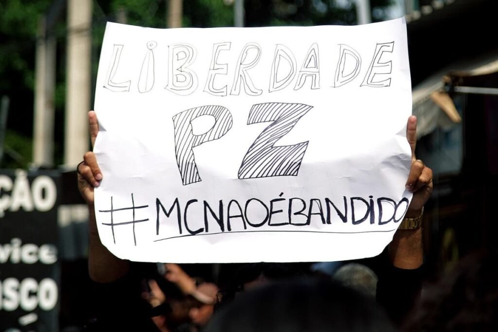 Cartaz escrito "Liberdade PZ
#MCNÃOÉBANDIDO