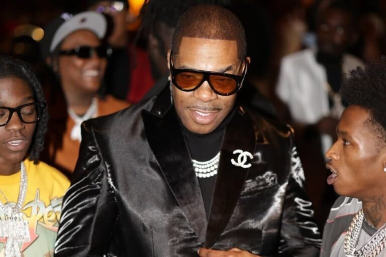 Busta Rhymes de terno da Gucci e óculos