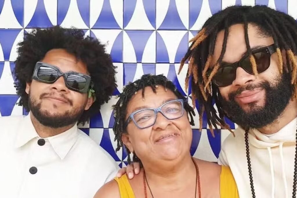 Dona Jacira ao lado esquerdo Emicida e ao Direito Evandro Fióti