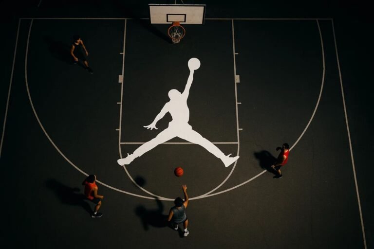 Logo do Jumpman na quadra de basquete onde ocorre um jogo amador