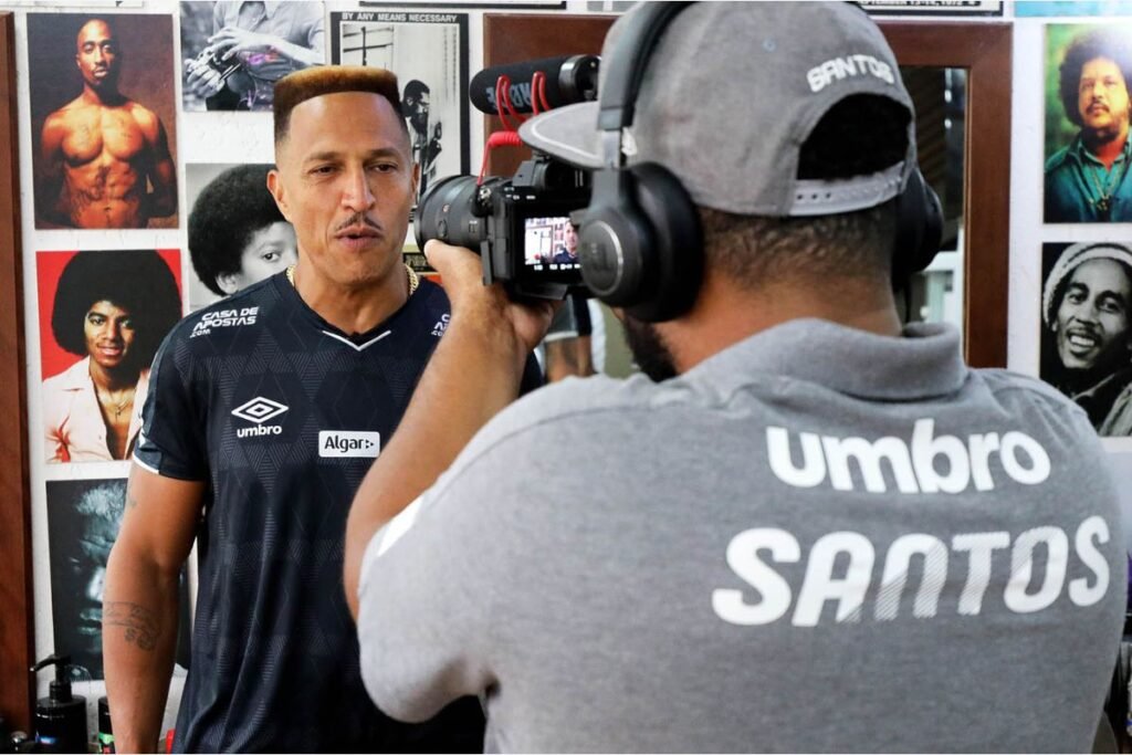 Mano Brown sendo fotografado para apresentação do "Mano a Mano"