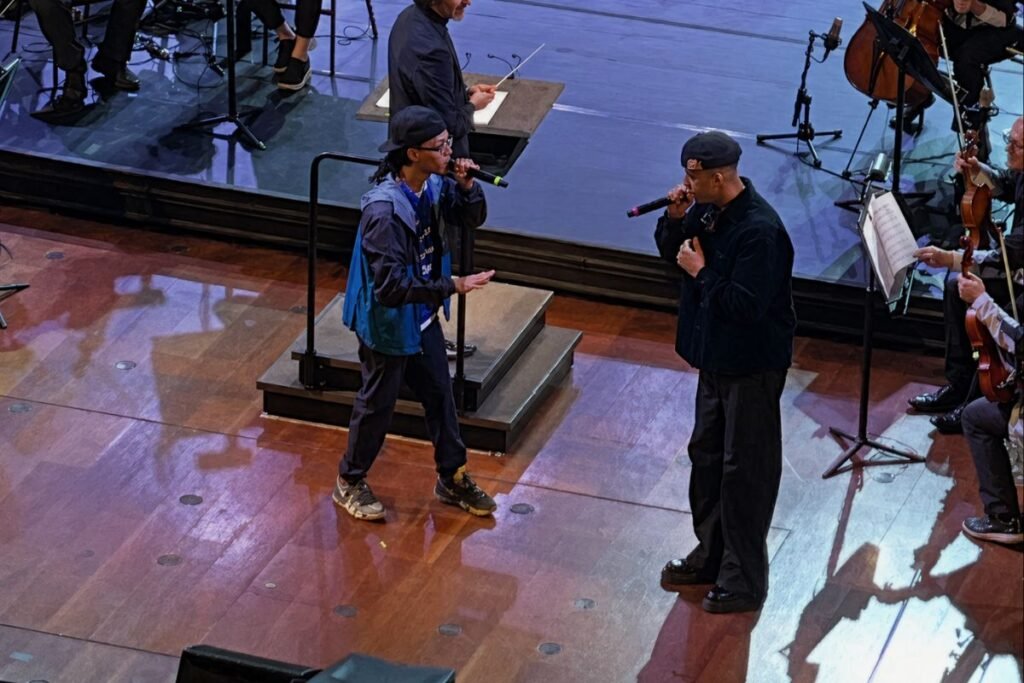 l7 e Sant cantando no palco