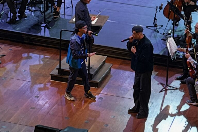 l7 e Sant cantando no palco
