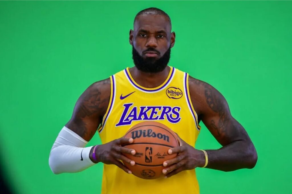 Lebron James com uma bola de basquete na m&atilde;o