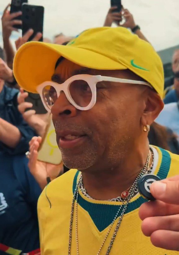 Spike Lee de amarelo: diretor visita treino da Seleção e acende a lenda dos Knicks