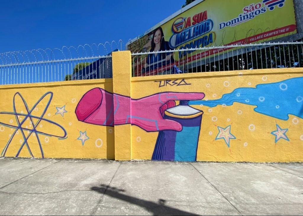Artista Ursa Transforma Muro de Escola em Maceió