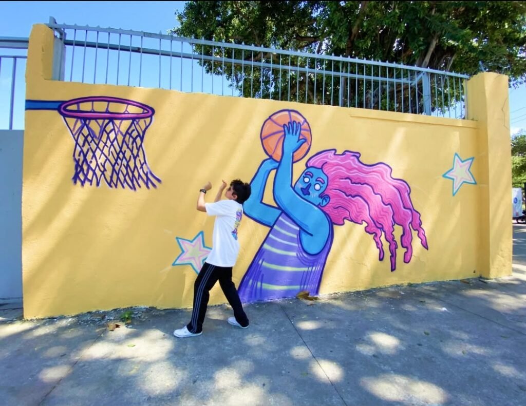 Artista Ursa Transforma Muro de Escola em Maceió