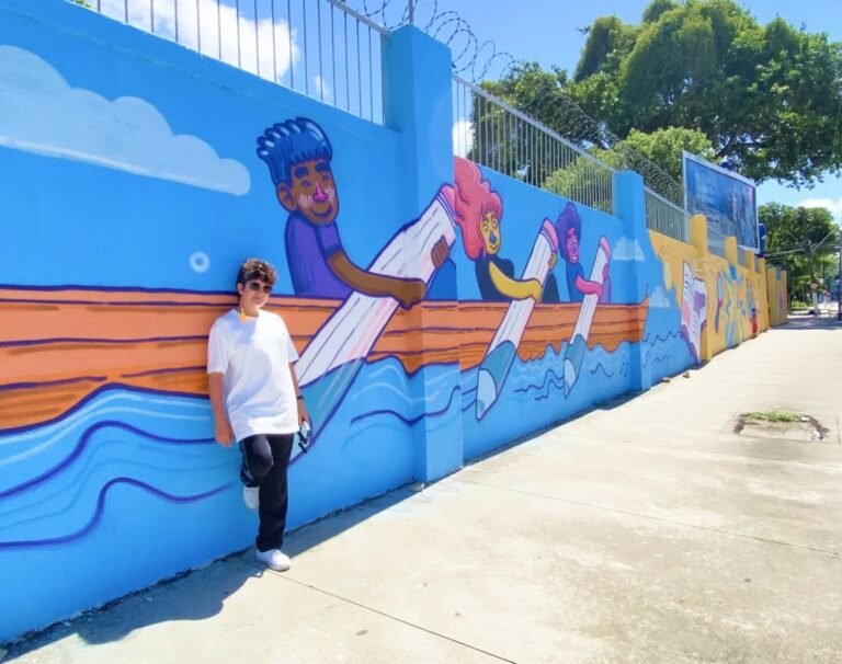 Artista Ursa Transforma Muro de Escola em Maceió