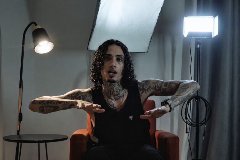 Dalsin no clipe de "Mil Camarás"